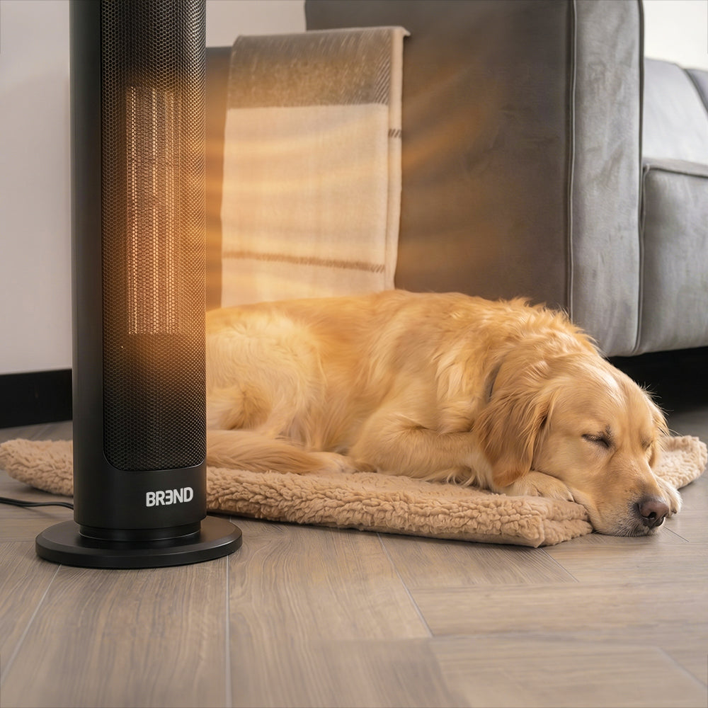 Golden retriever slaapt op een kleed naast de gloeiende torenkachel