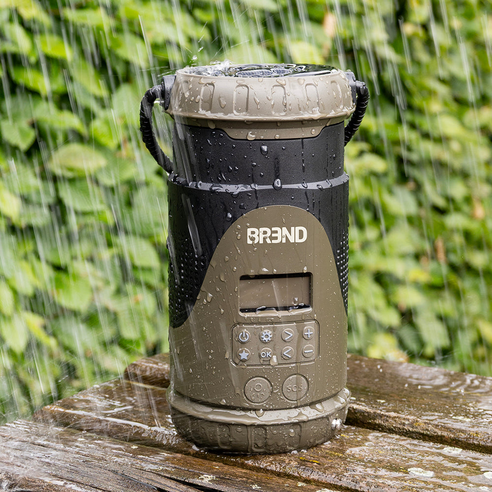 Noodradio met lantaarn staat in de regen op een houten tafel