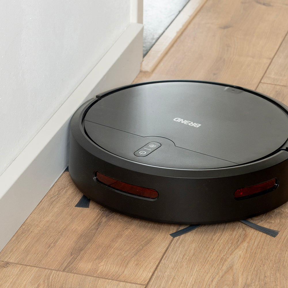 Robotstofzuiger reinigt met de zijborstels langs de plint