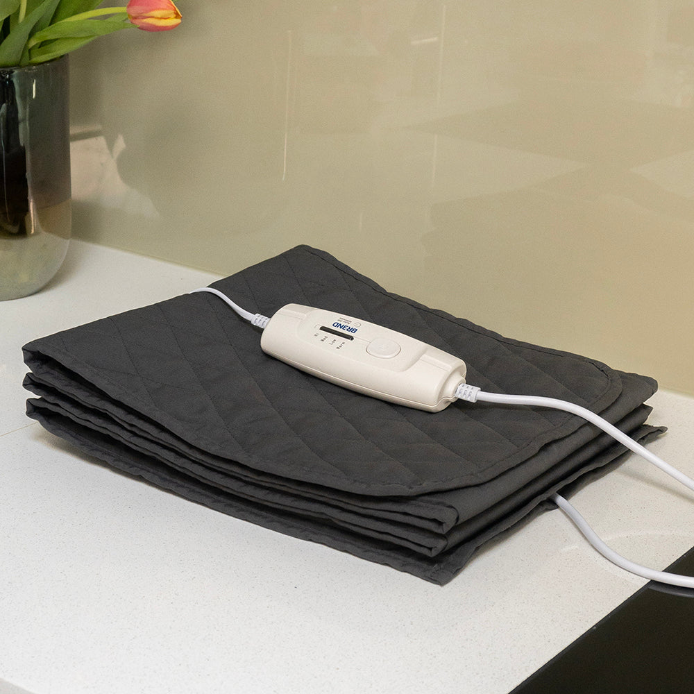 Opgevouwen bordenwarmer zonder borden met de bediening erbovenop