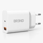 Witte BREND snellaadadapter met USB-C- en USB-A-poort en EU-stekker