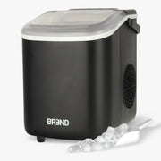 Zwarte BREND ijsblokjesmachine met transparant deksel, ijsblokjes en schep ervoor