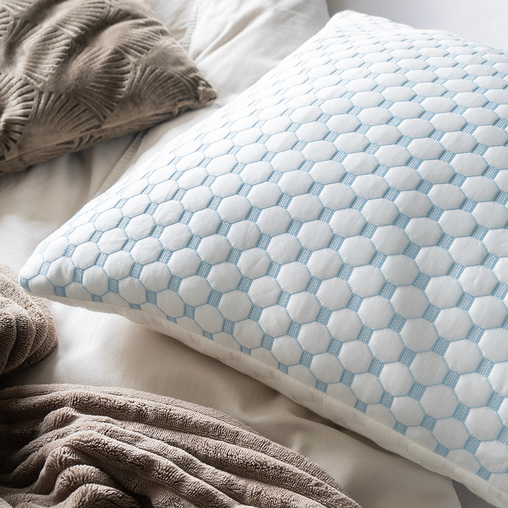 Close-up van de blauw-witte honingraatstof van het CloudComfort hoofdkussen