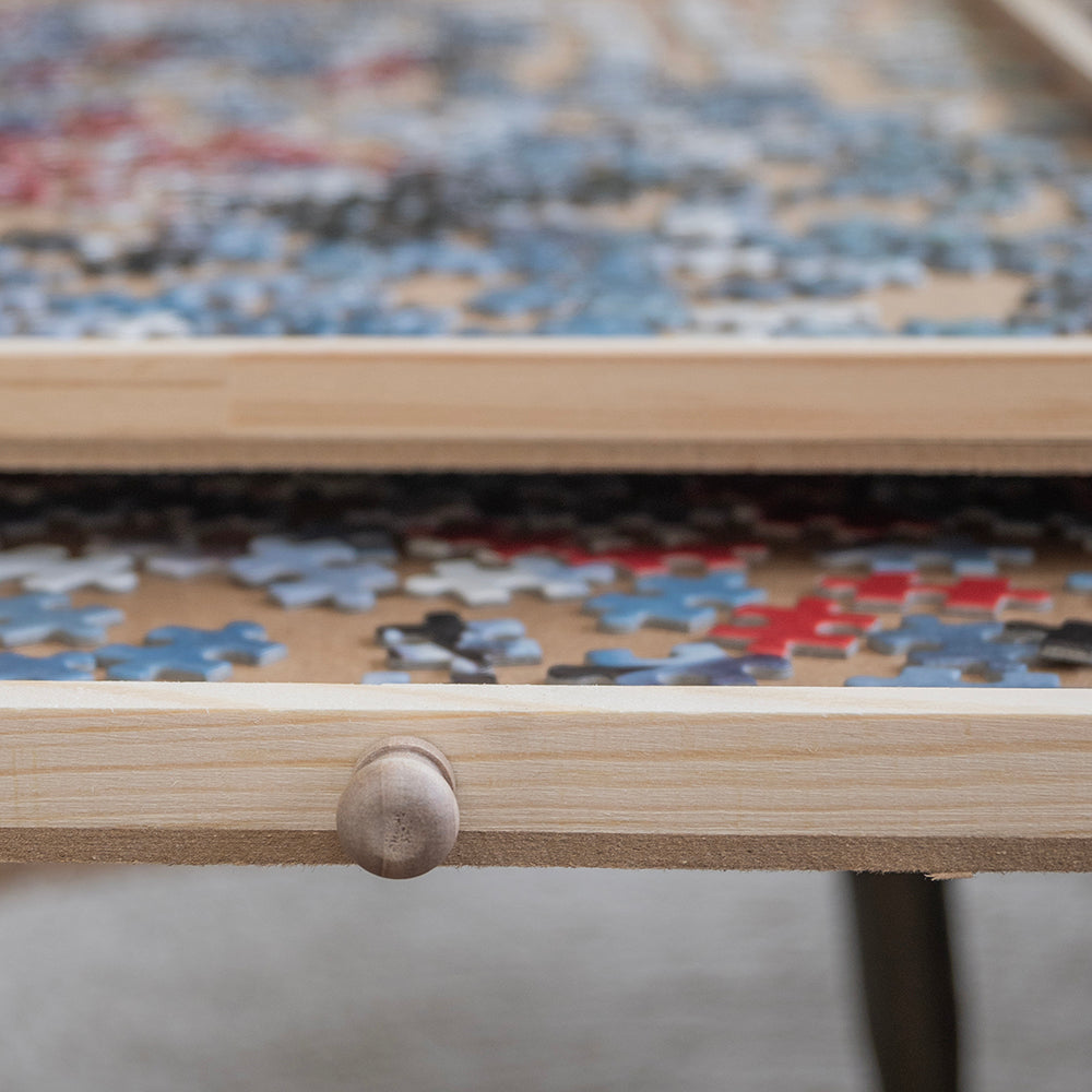 Close-up van een lade van de grote puzzelplaat met ronde houten knop