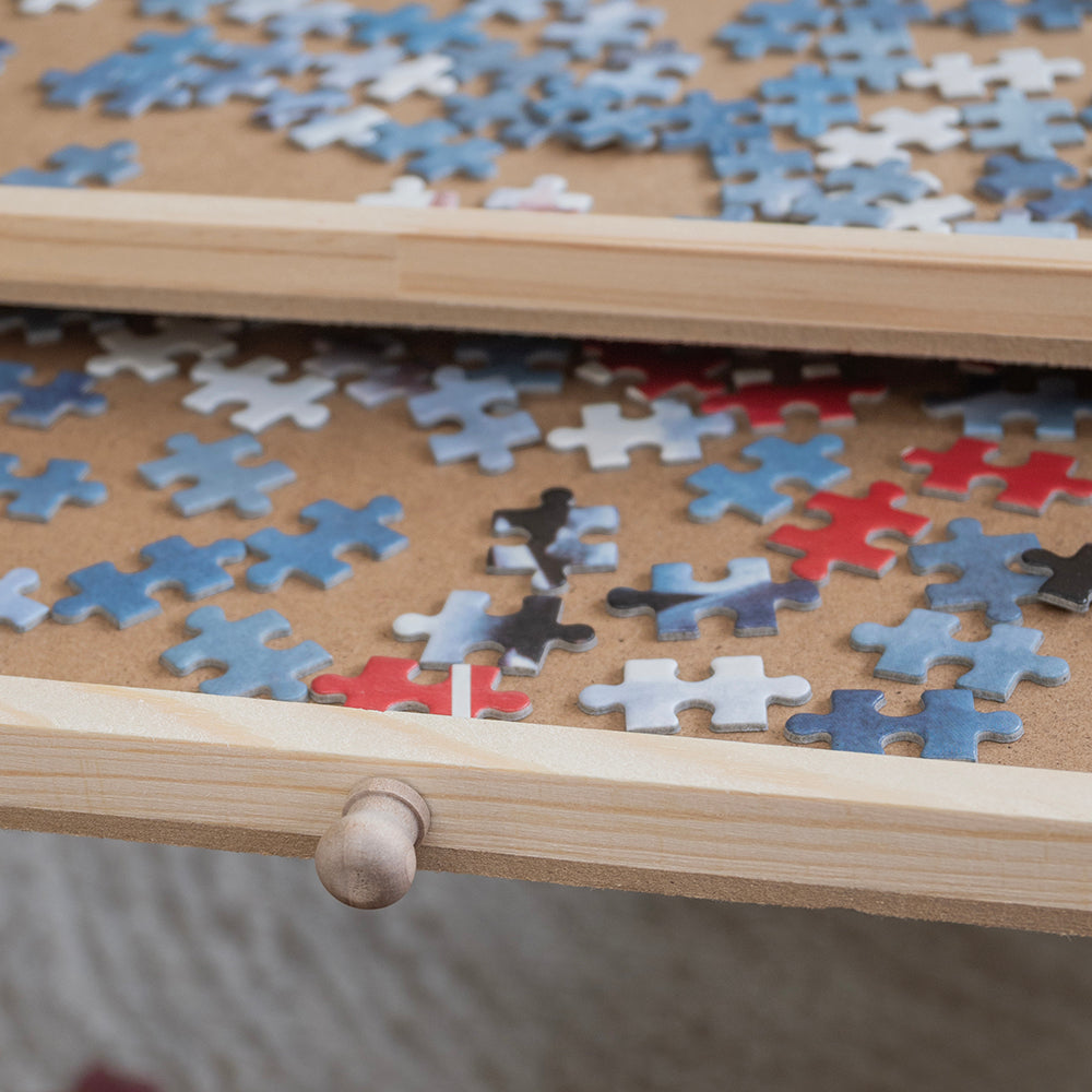 Close-up van een geopende lade met gesorteerde puzzelstukjes
