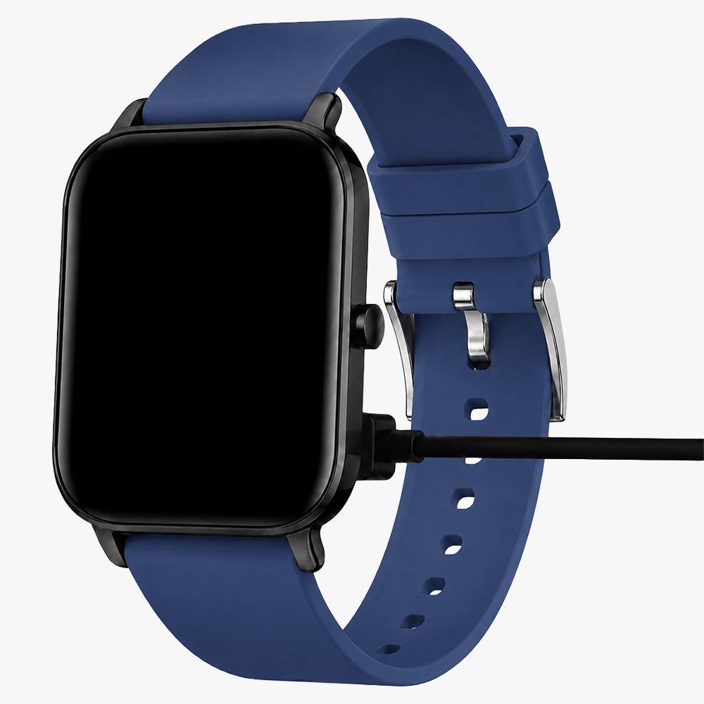 Smartwatch met donkerblauw bandje aan de magnetische oplaadkabel