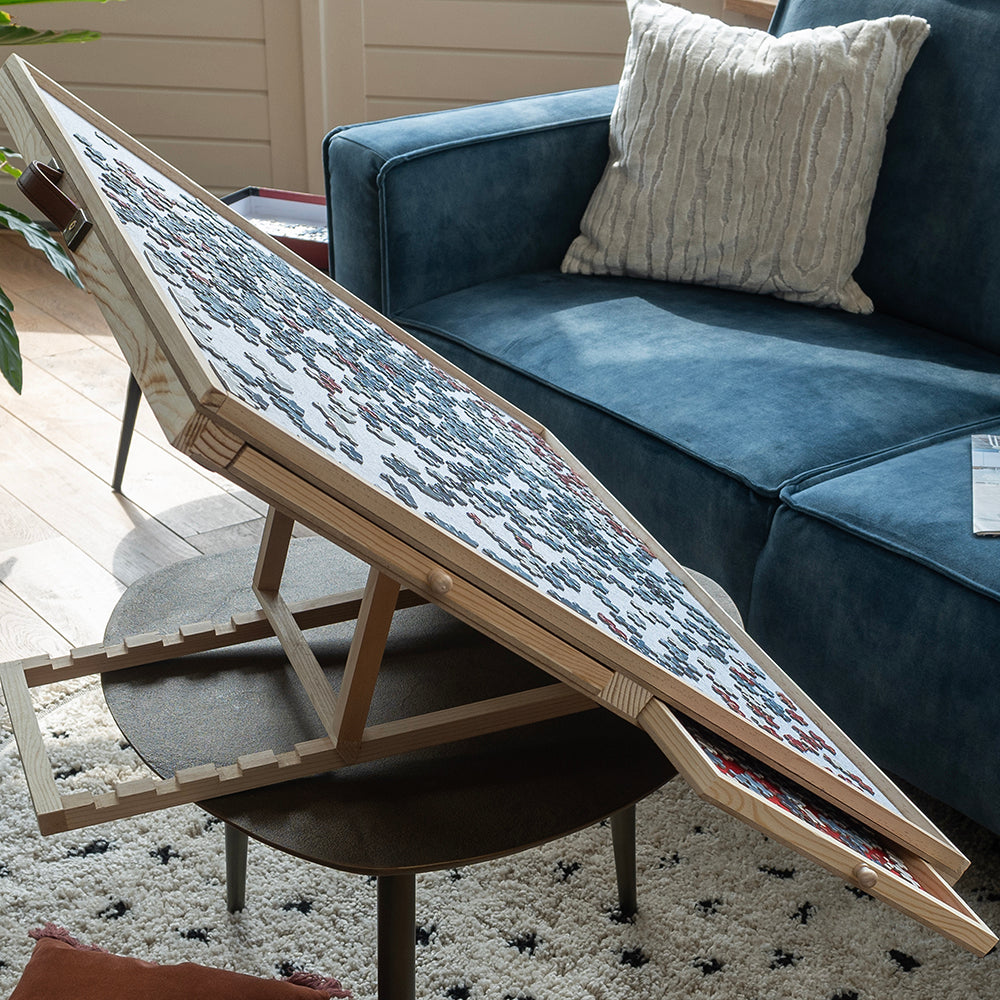 Puzzelplaat schuin omhoog gezet op de houten standaard op een salontafel