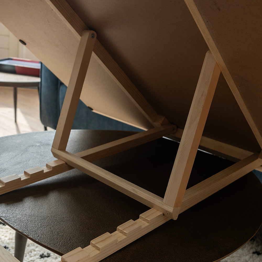 Close-up van de houten standaard met inkepingen voor de verschillende hellingshoeken