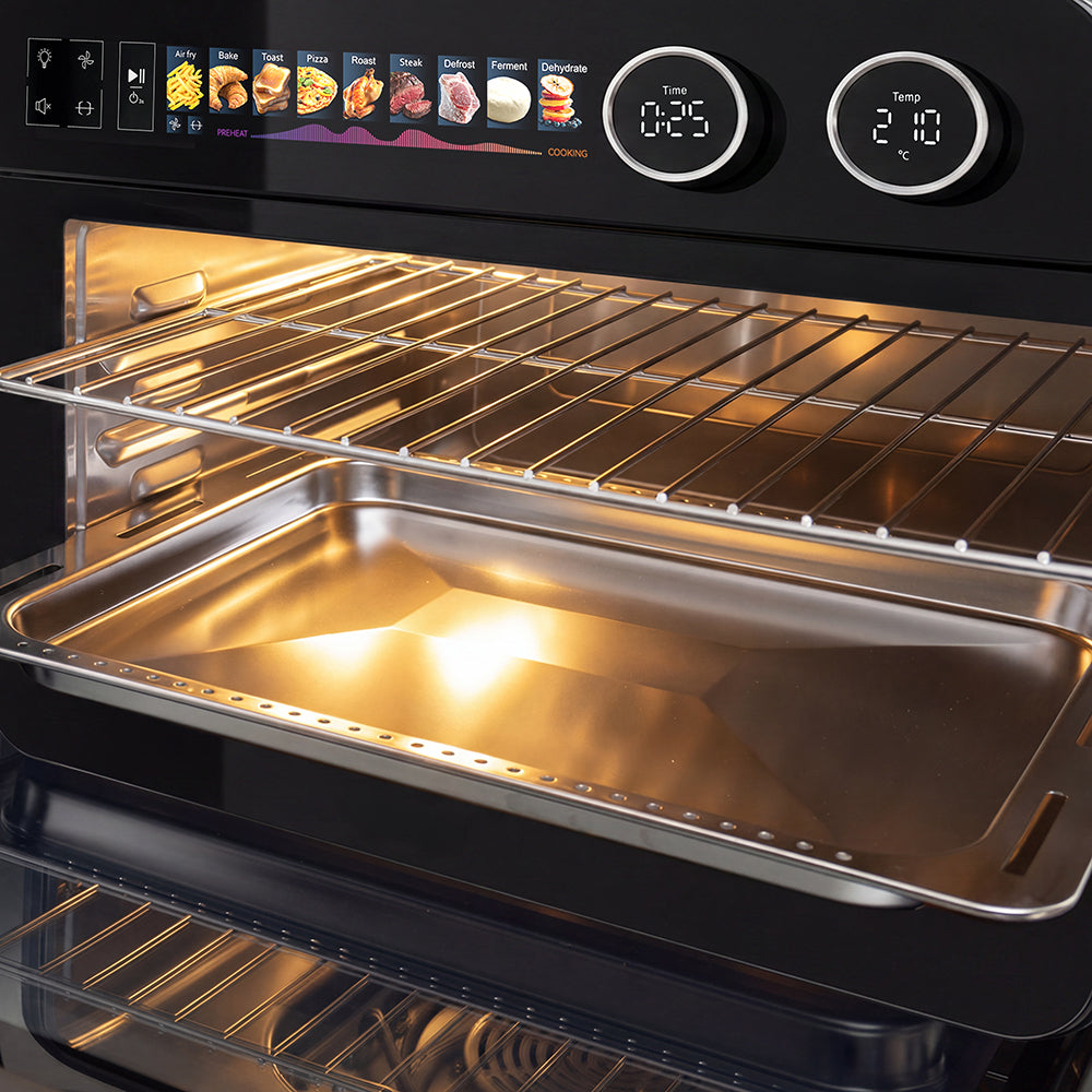 Close-up van de verlichte binnenkant van de Combi Airfryer Oven met grillrooster en bakplaat