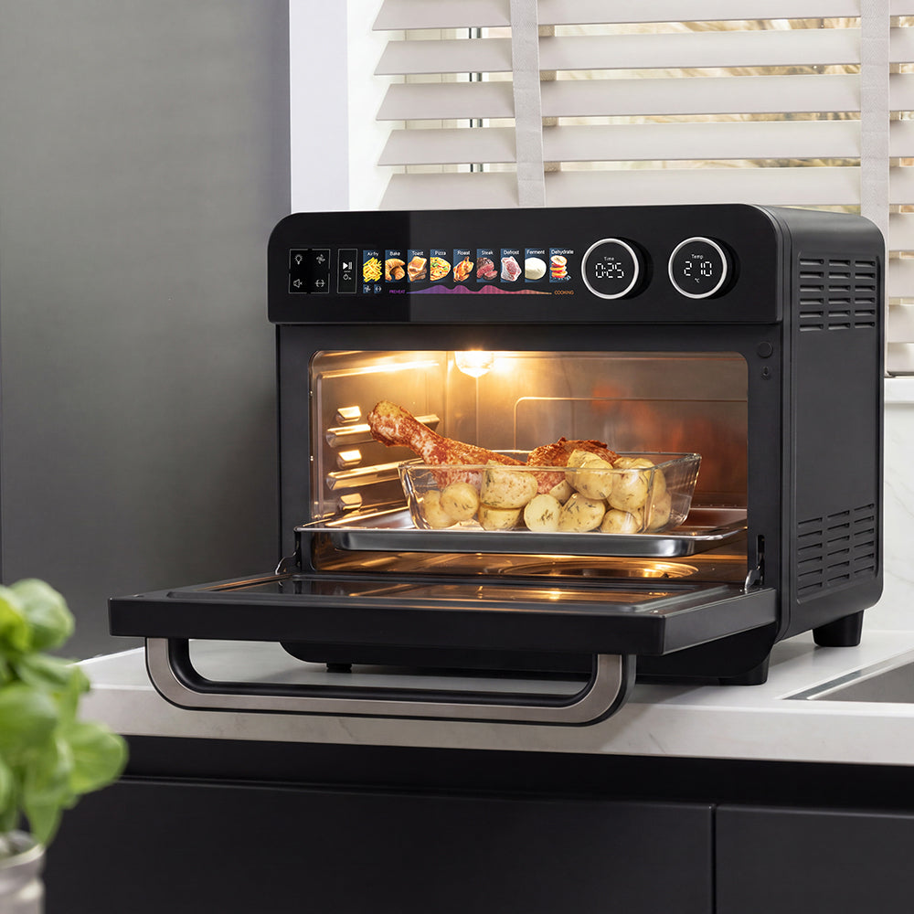 Combi Airfryer Oven met geopende deur en een glazen ovenschaal met aardappelen en vlees