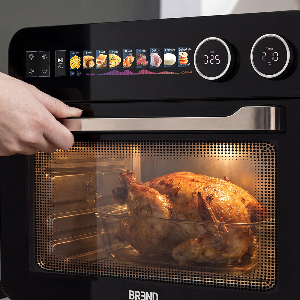 Hele kip draait goudbruin aan het draaispit in de Combi Airfryer Oven