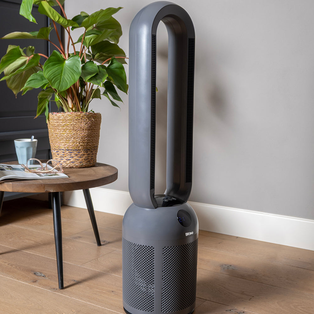 Bladloze ventilatorkachel in de woonkamer, opzij gedraaid tijdens het oscilleren