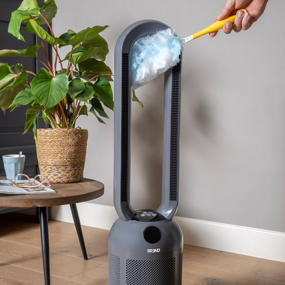 Plumeau gaat door de open blaasring van de bladloze ventilatorkachel bij het afstoffen