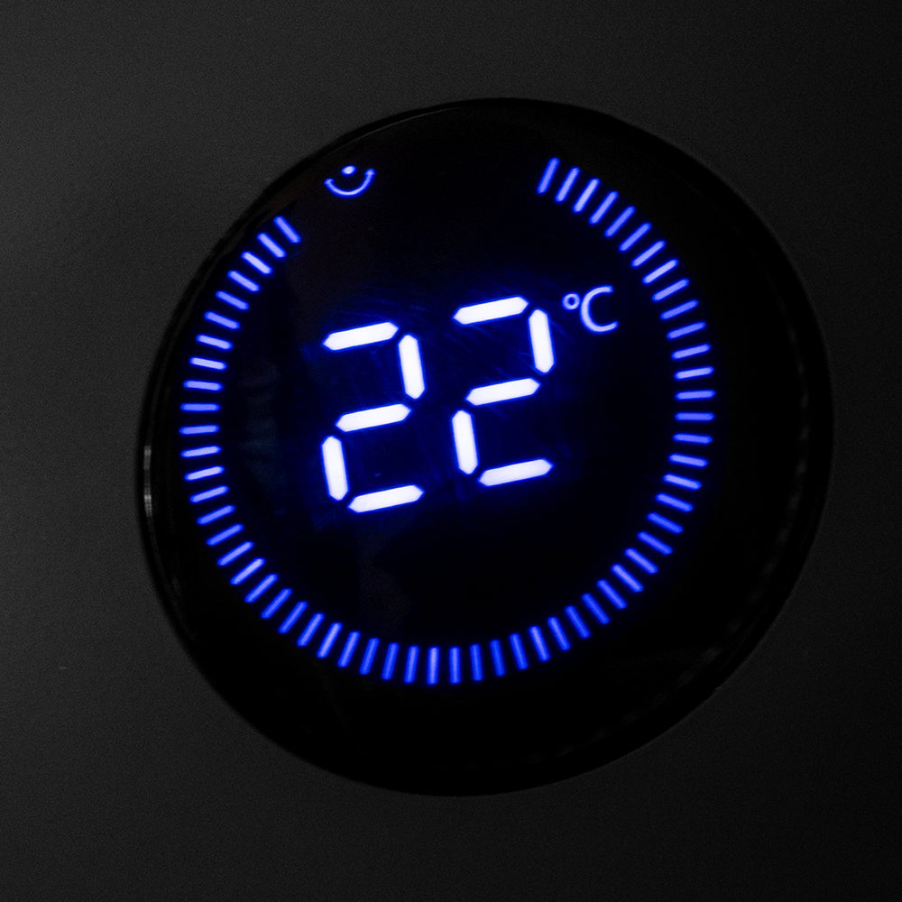 Rond led-display van de ventilatorkachel toont 22 °C in blauwe cijfers
