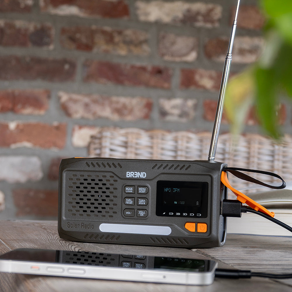 Noodradio laadt een smartphone op via de USB-kabel