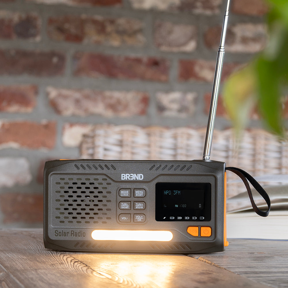 Noodradio met brandende leeslamp aan de voorkant