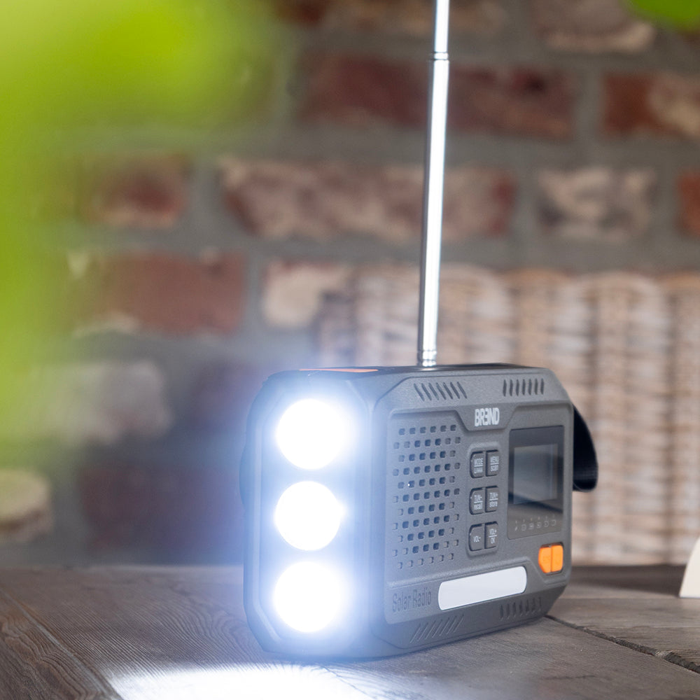 Noodradio met de felle zaklamp van drie leds ingeschakeld