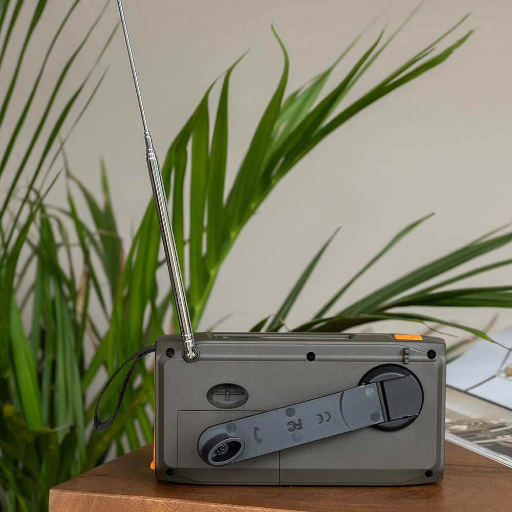Achterkant van de noodradio met uitgeklapte zwengel en uitgeschoven antenne