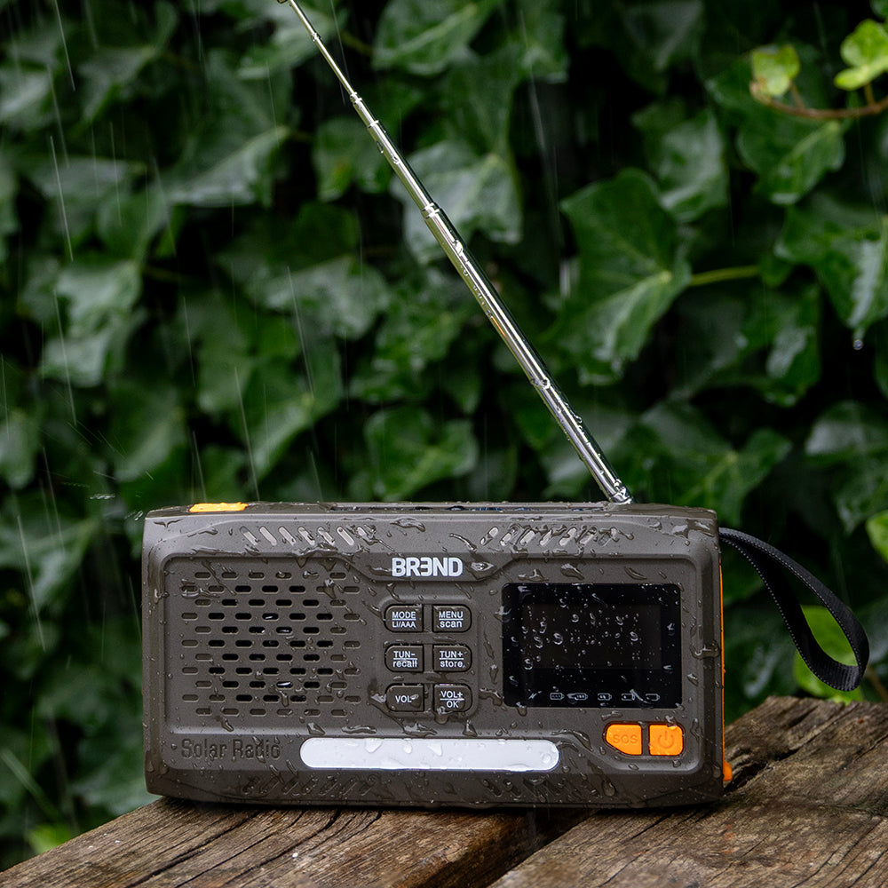 Noodradio staat in de regen op een houten tafel
