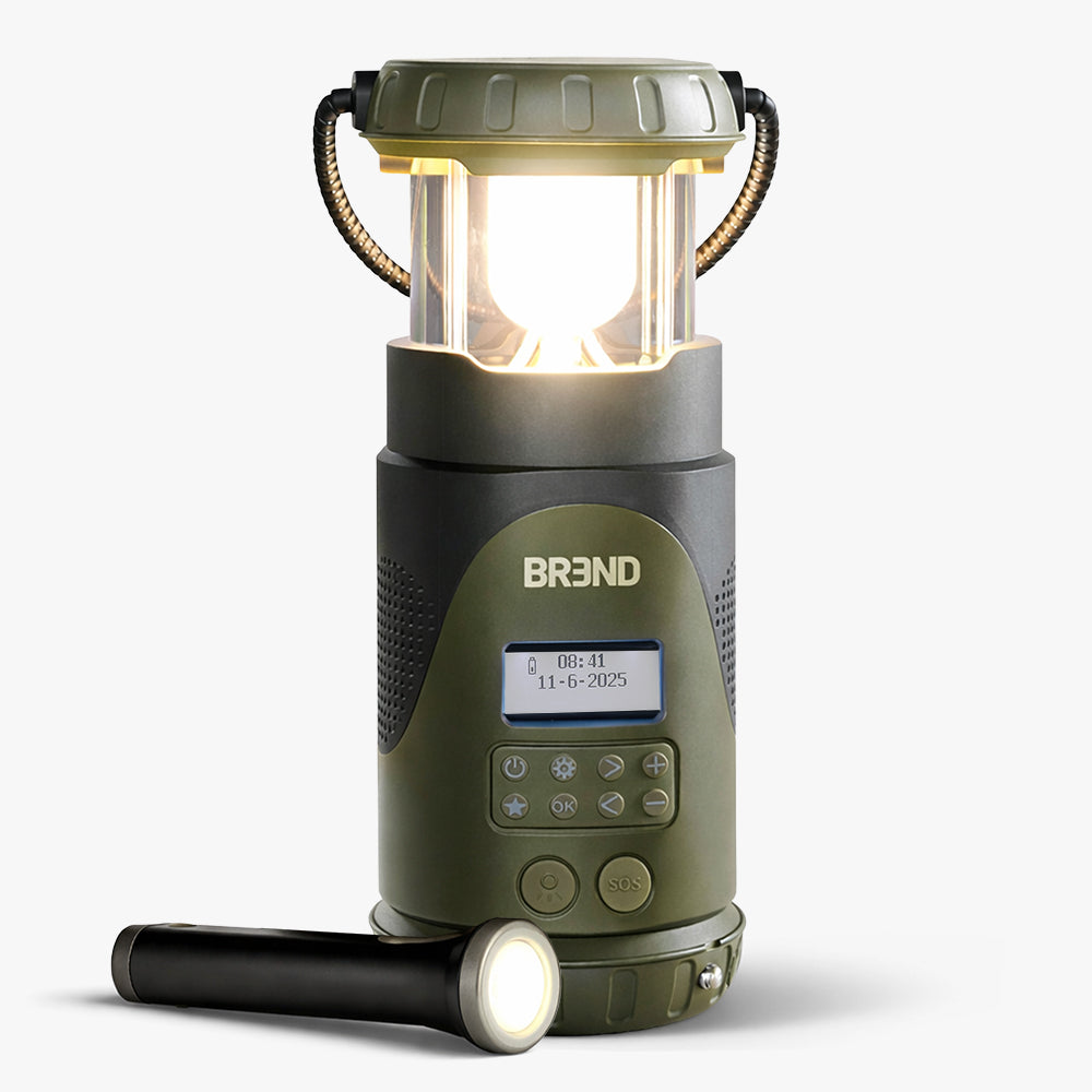 Legergroene BREND noodradio met brandende lantaarn, display en de losse zaklamp ernaast