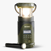 Legergroene BREND noodradio met brandende lantaarn, display en de losse zaklamp ernaast