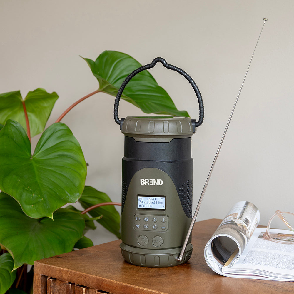 Noodradio met ingeschoven lantaarn en uitgeschoven antenne op een bijzettafel