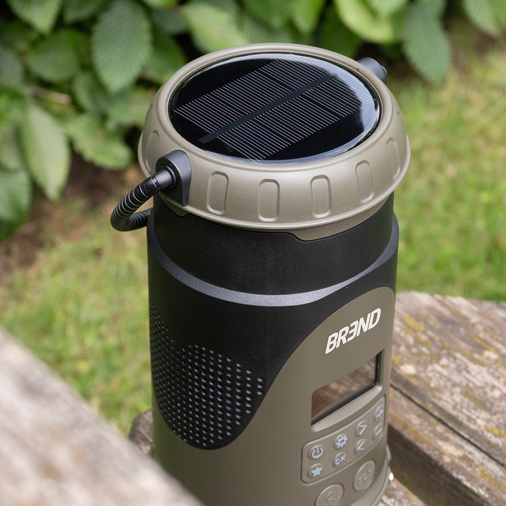 Zonnepaneel boven op de noodradio met lantaarn