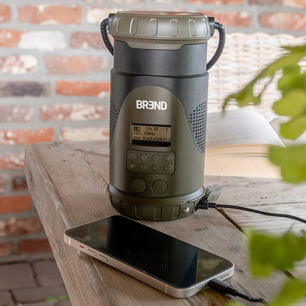 Noodradio met lantaarn laadt een smartphone op via de USB-kabel