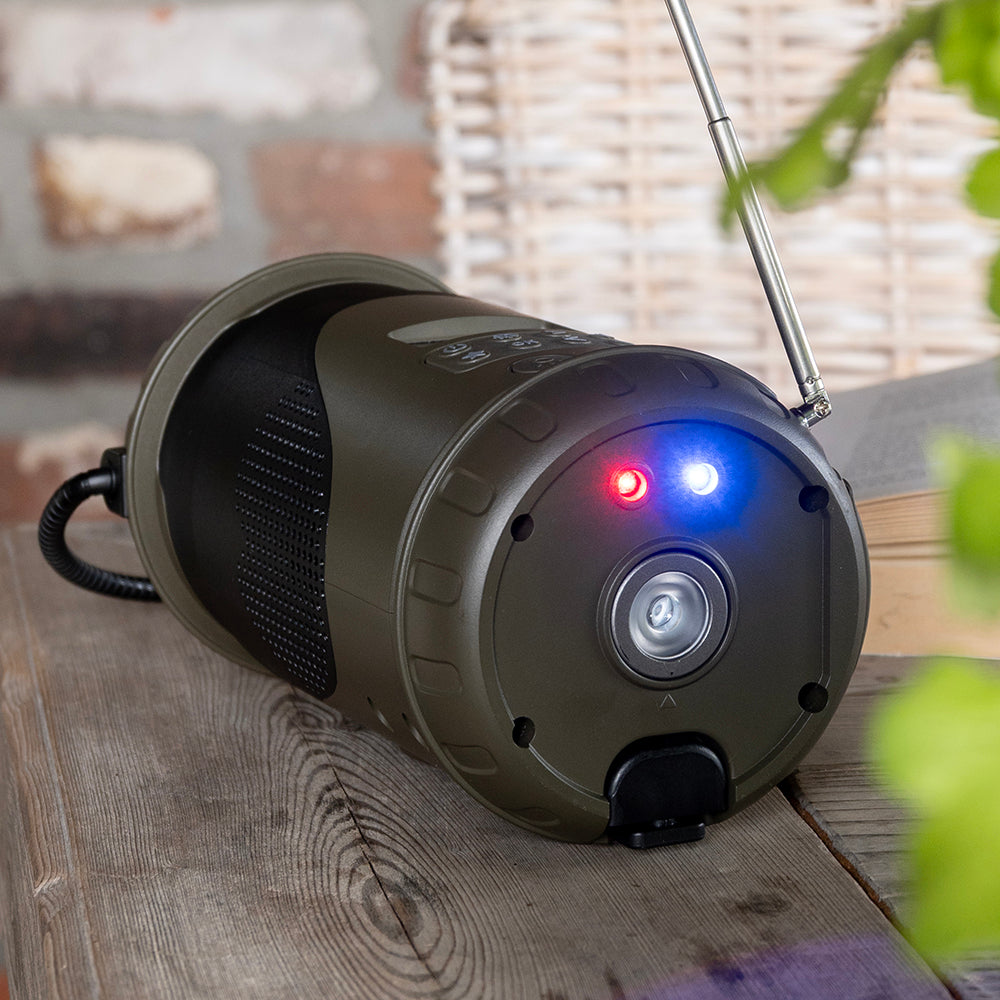 Onderkant van de noodradio met rood en blauw waarschuwingslicht en de ingebouwde zaklamp
