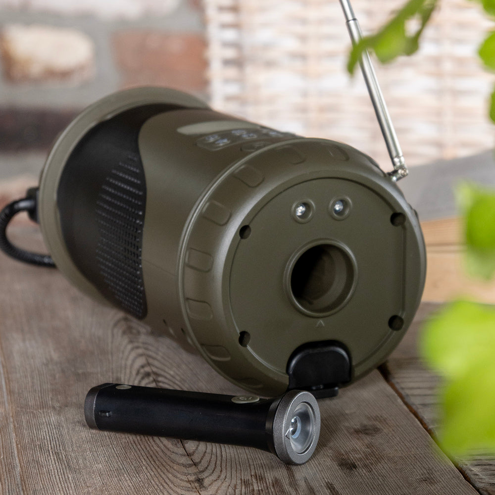 Uitneembare zaklamp ligt naast de onderkant van de noodradio