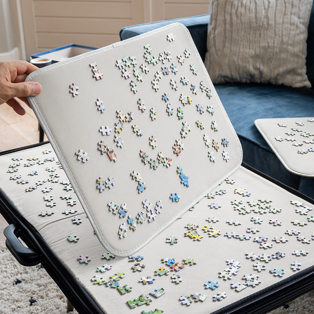 Sorteerblad wordt schuin gehouden terwijl de puzzelstukjes op het antislipoppervlak blijven liggen