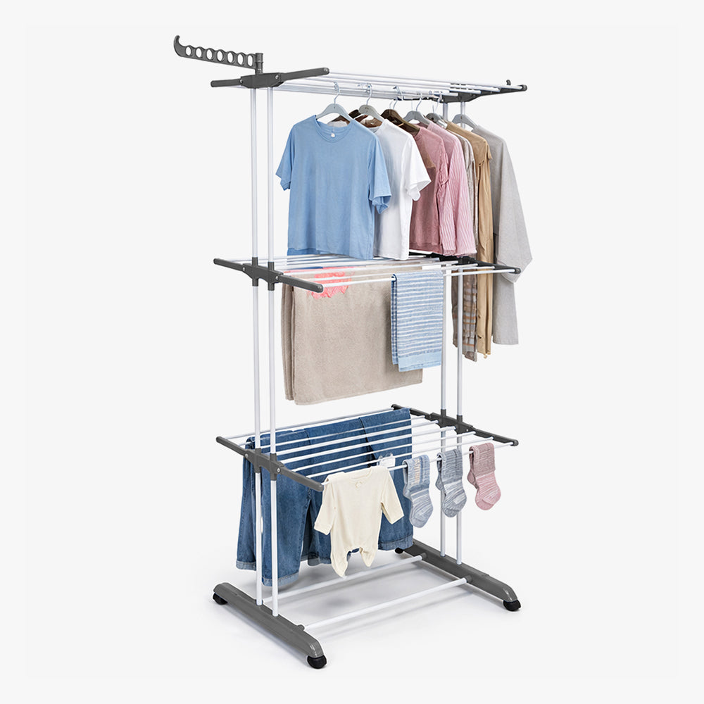 Wasrek met wielen vol kleding: shirts aan hangers, handdoeken en sokken