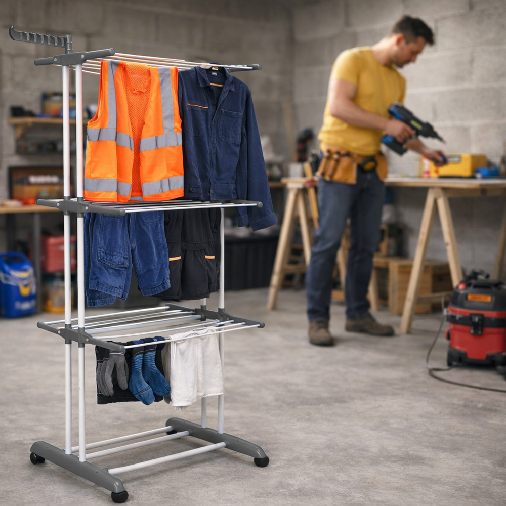 Wasrek met werkkleding en een veiligheidsvest in een werkplaats