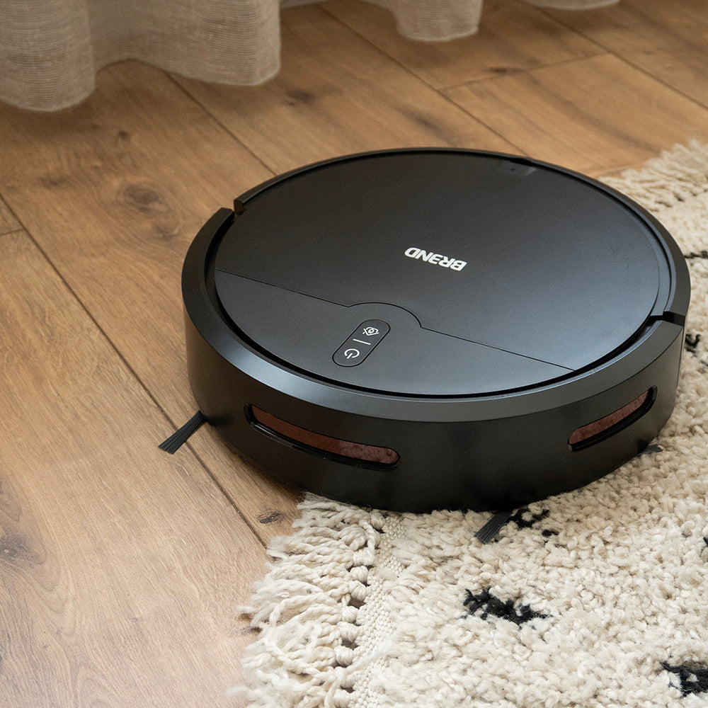 Robotstofzuiger rijdt de rand van een hoogpolig vloerkleed op