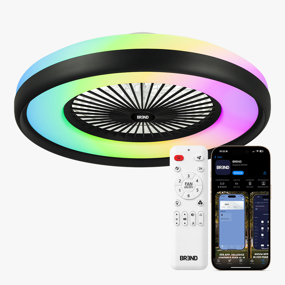 Slimme plafondlamp met ventilator en gekleurde lichtring, met afstandsbediening en app op een smartphone