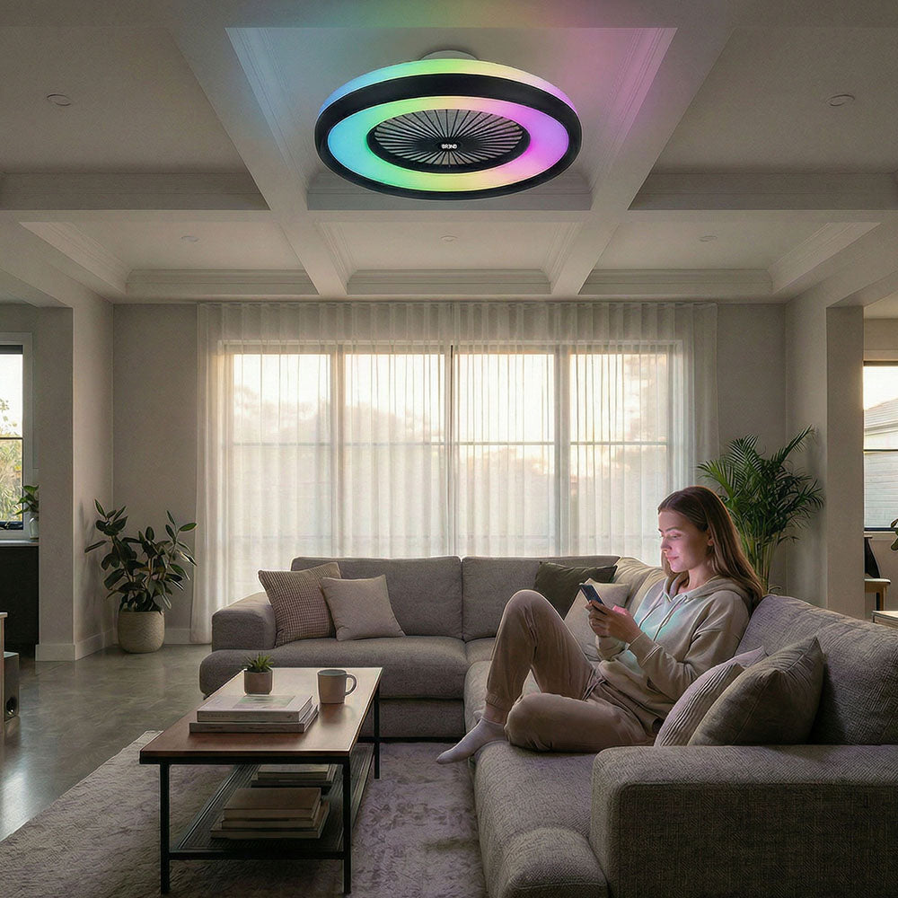 Plafondlamp met ventilator met gekleurd RGB-licht in een moderne woonkamer