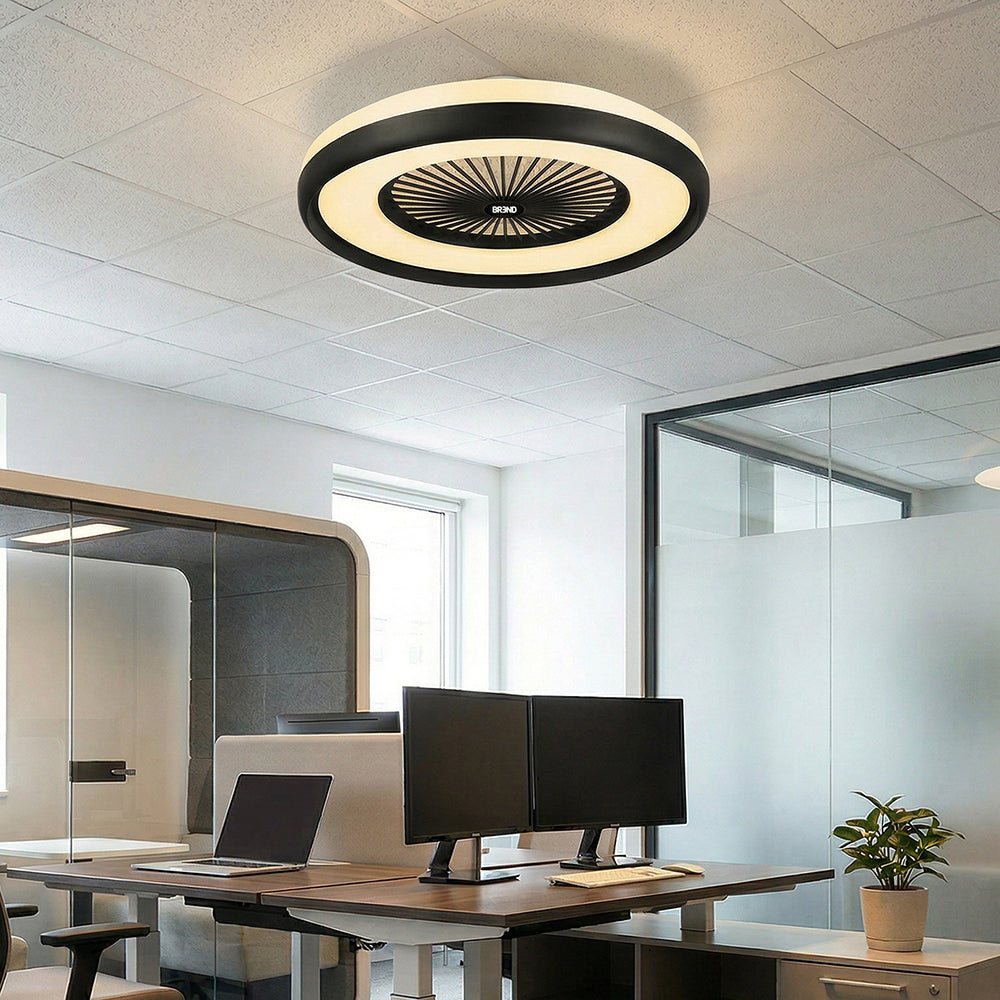 Plafondlamp met ventilator aan het systeemplafond van een modern kantoor