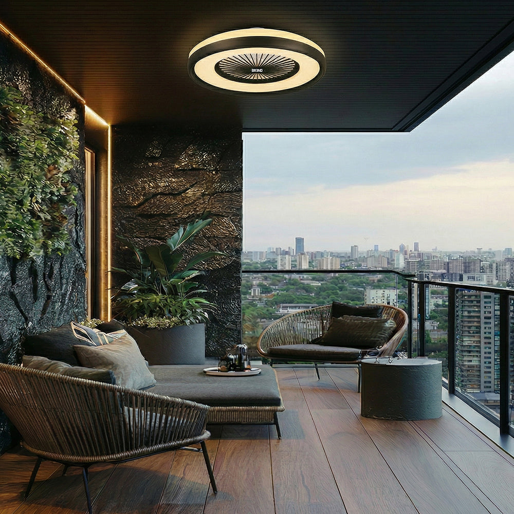 Plafondlamp met ventilator onder het plafond van een overdekt balkon met uitzicht over de stad