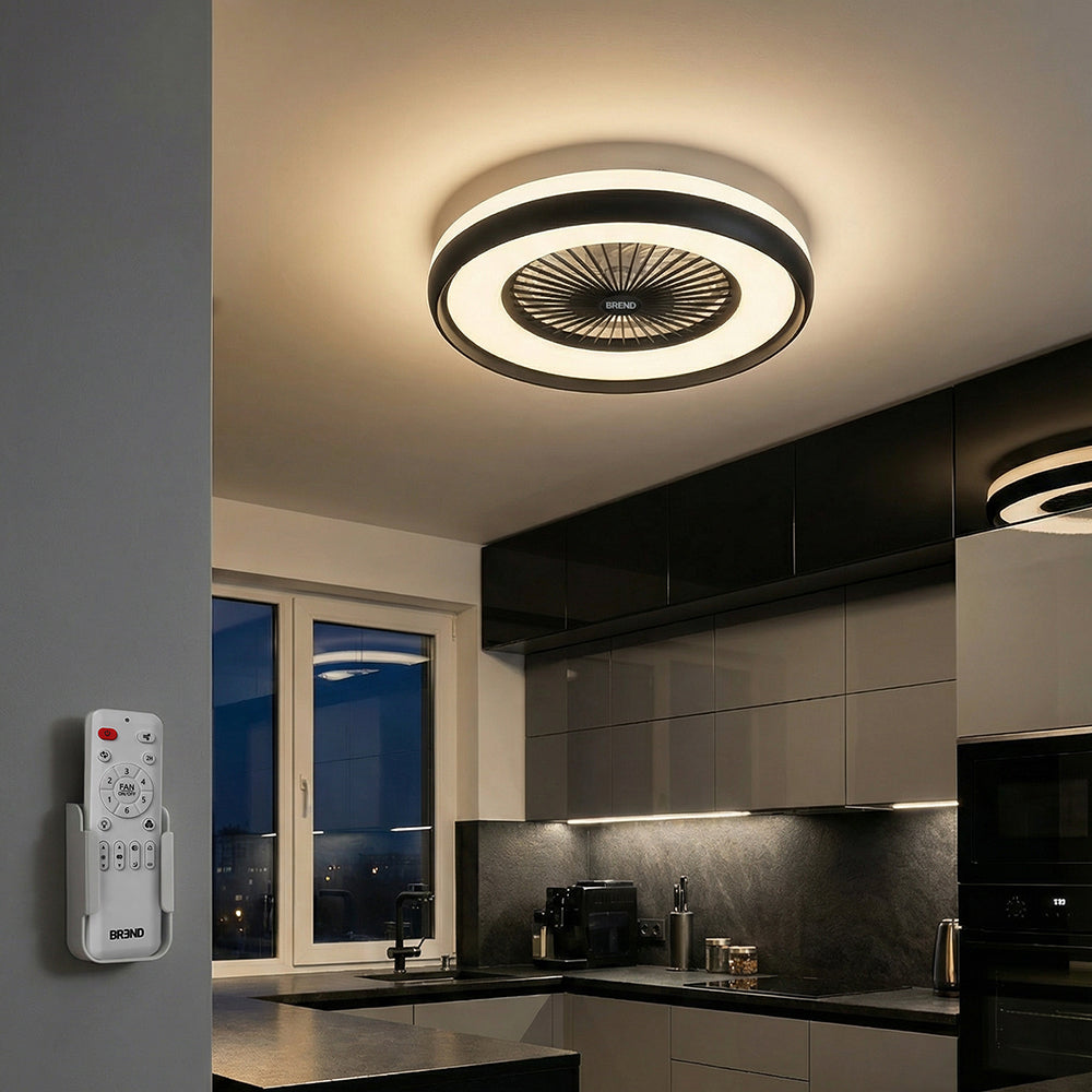 Plafondlamp met ventilator in een donkere keuken, met de afstandsbediening in de wandhouder