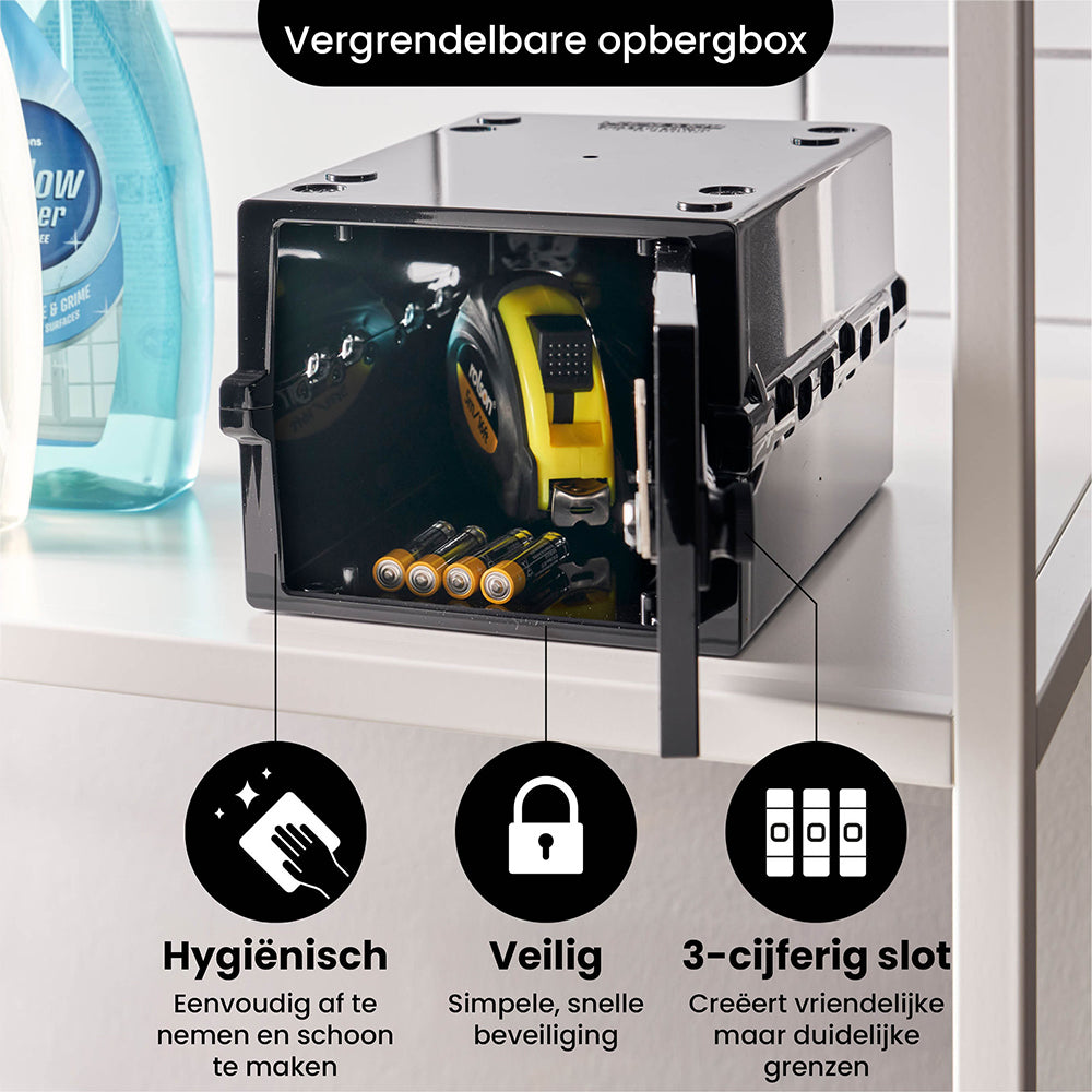 Geopende zwarte Lockabox Mini met batterijen en een rolmaat erin: hygiënisch, veilig en met 3-cijferig slot
