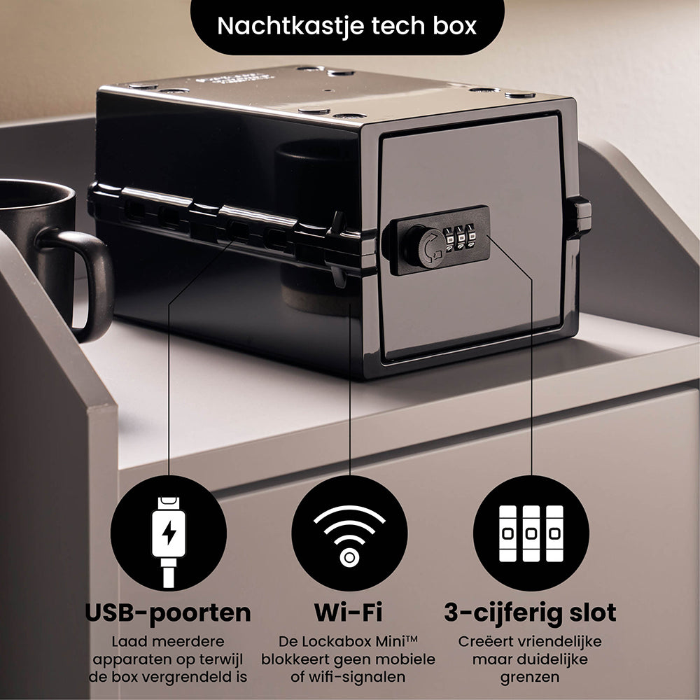 Lockabox Mini als tech box op het nachtkastje, met openingen voor laadkabels en een 3-cijferig slot