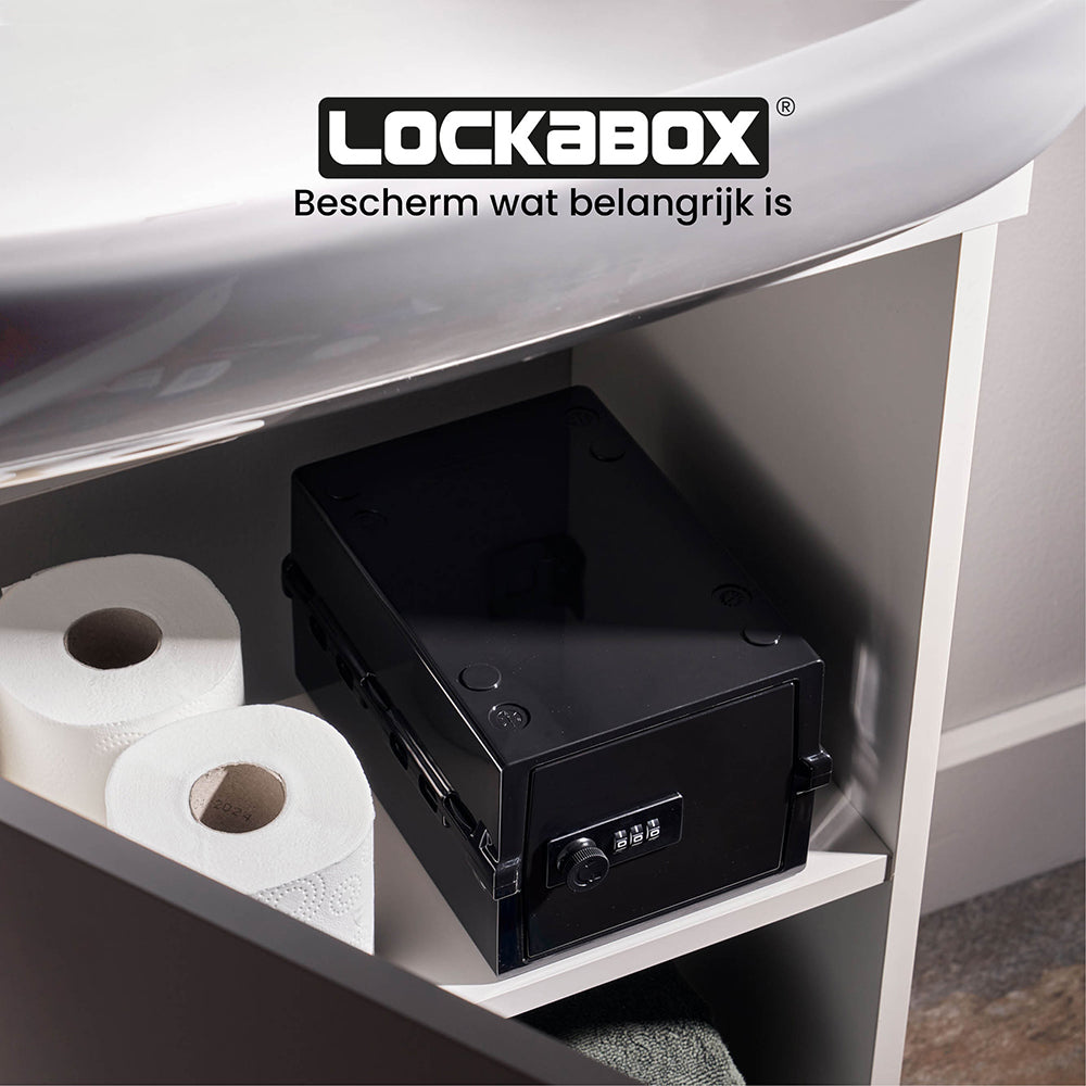 Zwarte Lockabox Mini op een plank in het badkamerkastje naast rollen toiletpapier