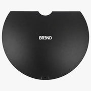 Zwart rond deksel voor de robotstofzuiger met wit BREND-logo
