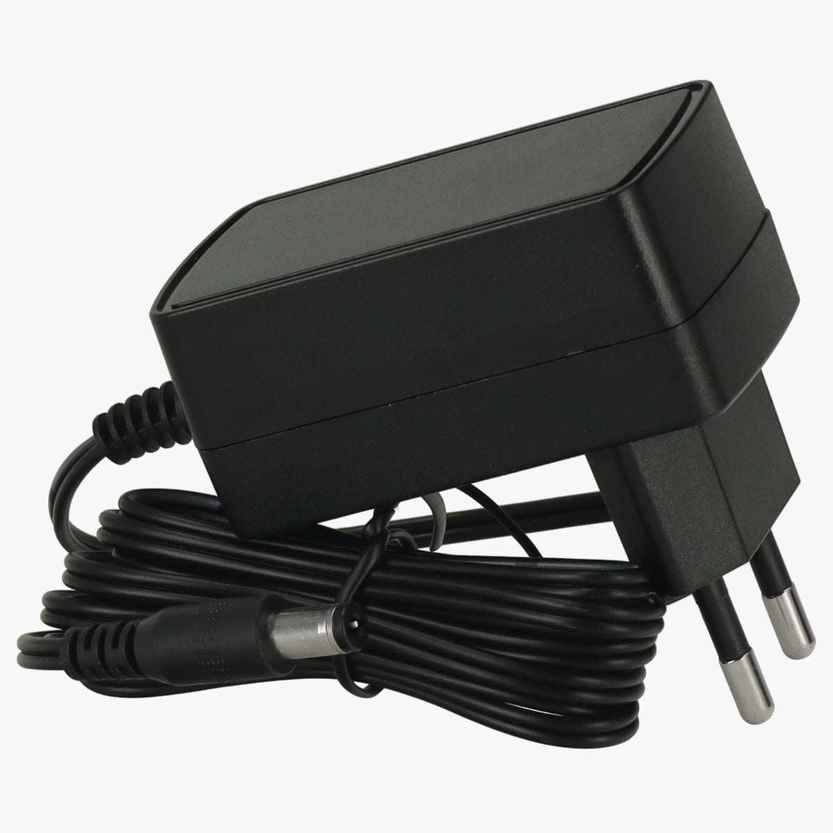 Zwarte netadapter met snoer voor de robotstofzuiger