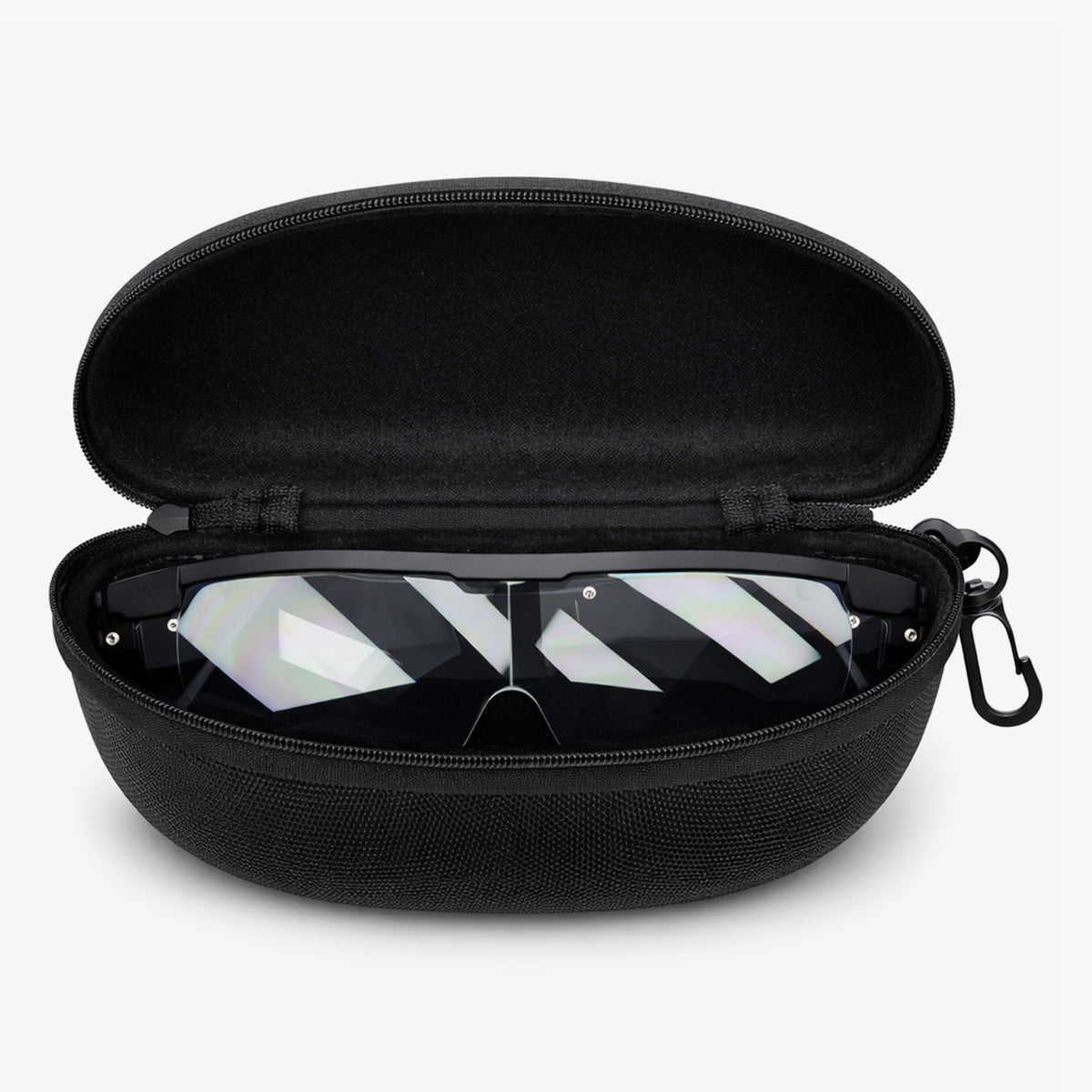 Vergrootglasbril in de geopende harde brillenkoker met karabijnhaak
